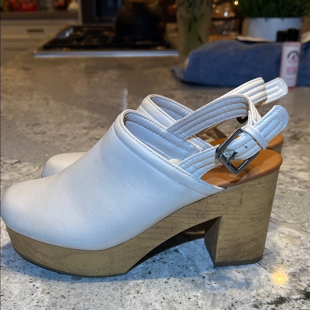 Universal Thread White Mules with Tan Wooden Heel Size 8 - Picture 6 of 10